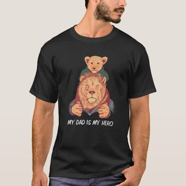Min Pappa är min Hero Lejona Far-barndotterdotter  T Shirt (Framsida)