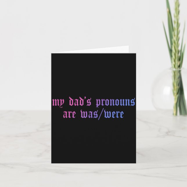 Min pappas pronomen är var_var Fathers Day-design Kort (Framsida)
