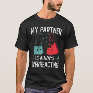 Min partner överreagerar alltid vetenskapsarbetet t shirt