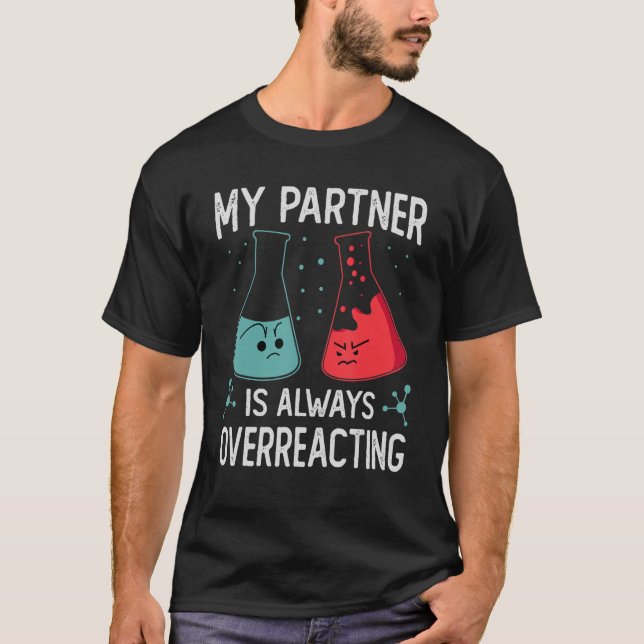 Min partner överreagerar alltid vetenskapsarbetet t shirt (Framsida)