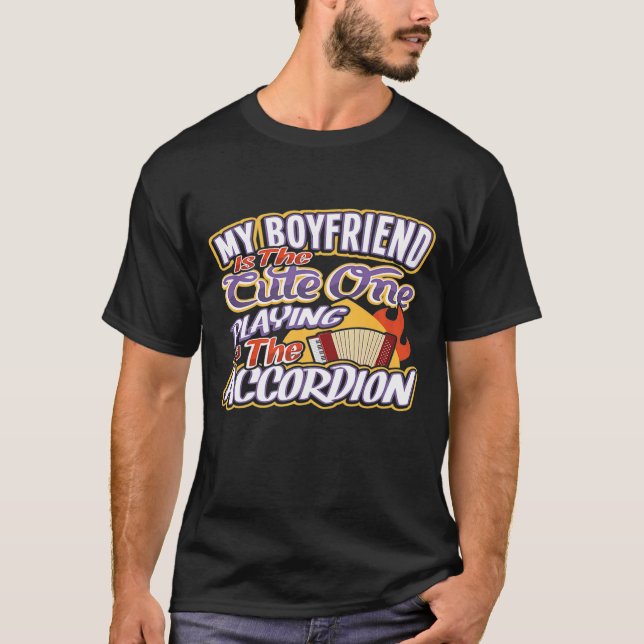 Min pojkvän är den som leker. t shirt (Framsida)