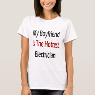 Min pojkvän är den varmmaste elektrikeren tee shirt