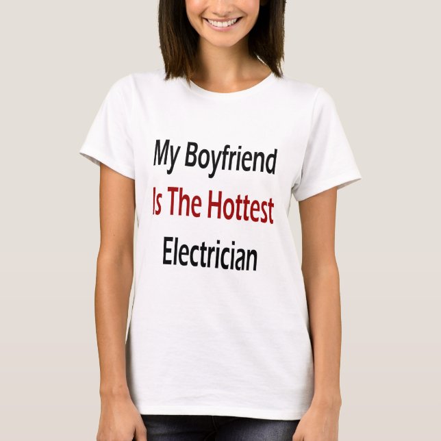 Min pojkvän är den varmmaste elektrikeren tee shirt (Framsida)