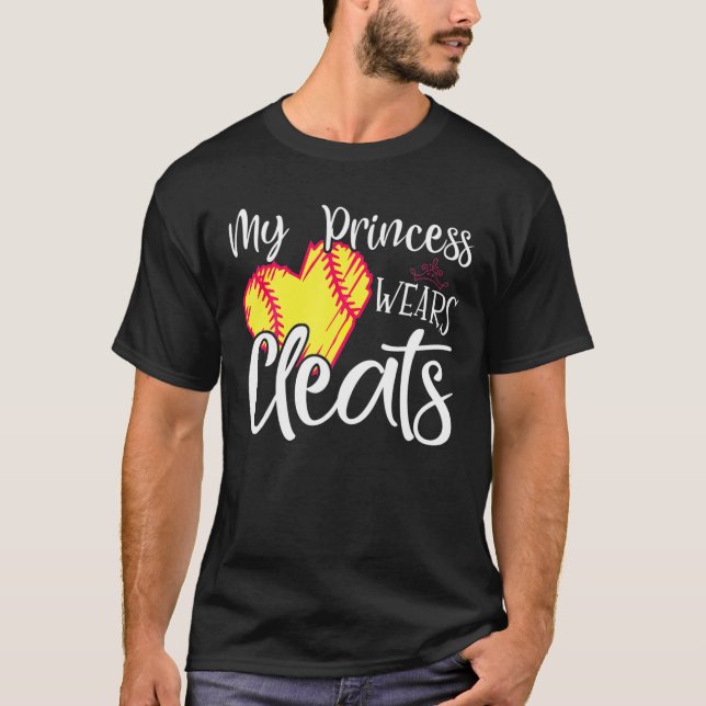 Min princess Wears Cleats Softball Mamma Pappa Bas T Shirt (Framsida)