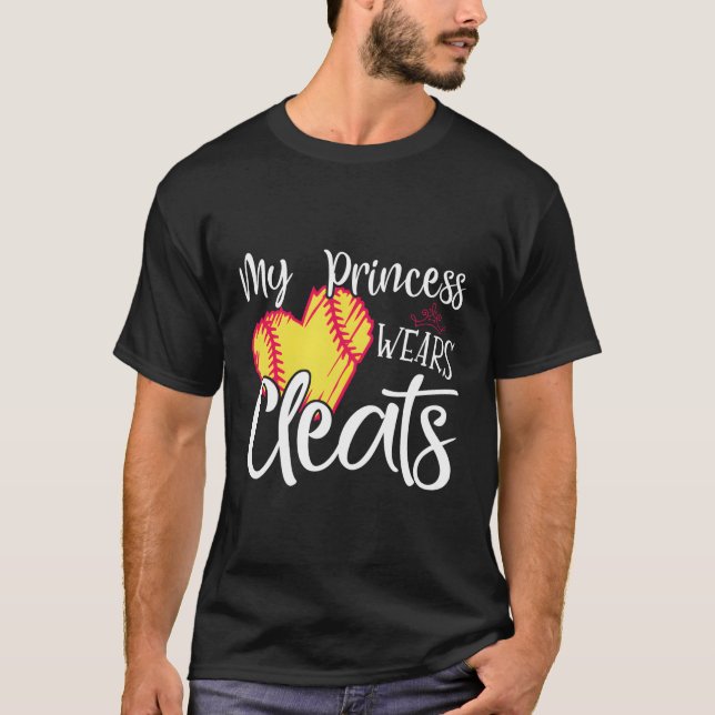Min princess Wears Cleats Softball Mamma Pappa Bas T Shirt (Framsida)
