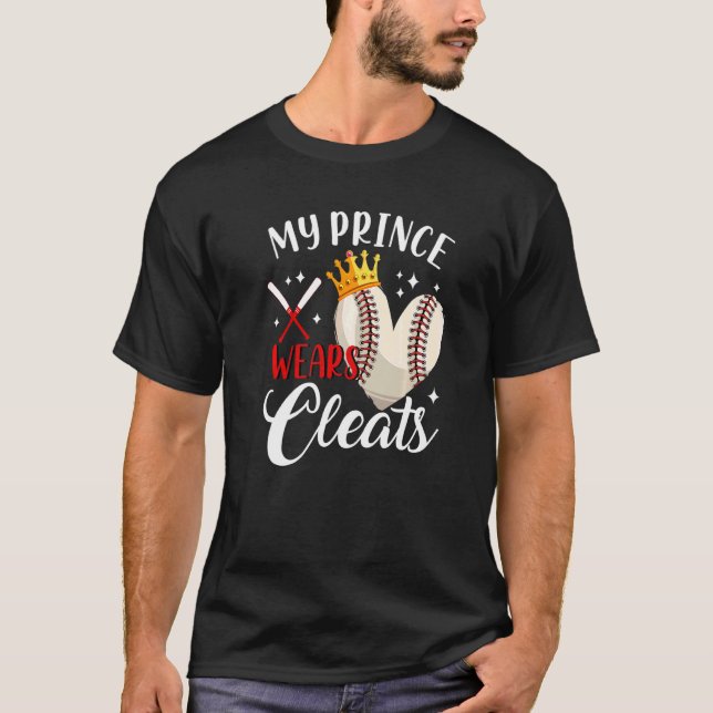 Min prins Wears Cleats Baseball Son Mammor Far T Shirt (Framsida)