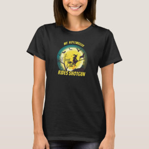 Min Rottweiler Rides Pistol Halloween Hund Witch T Shirt