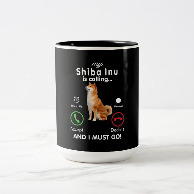 Min shiba inu ringer | Humor Hund Gift Två-Tonad Mugg (Center)
