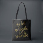 Min sista Margarita som Señorita Tygkasse<br><div class="desc">En elegant som klipper ut kant-designen innehåller texten "My Last Margarita as a Señorita" i ett extroverterat skript-teckensnitt,  glitter struktur tillför en snygg och glamorös beröring. Du kan anpassa bakgrunden till färg enligt dina behov och önskemål. Kontakta mig om du har någon speciell begäran.</div>
