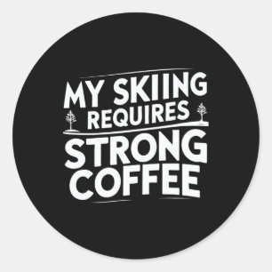 Min skidåkning kräver starkt kaffe Roliga skidcita Runt Klistermärke