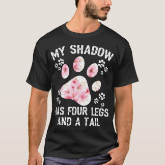 Min skugga har fyra Ben och en Svan blomma T Shirt