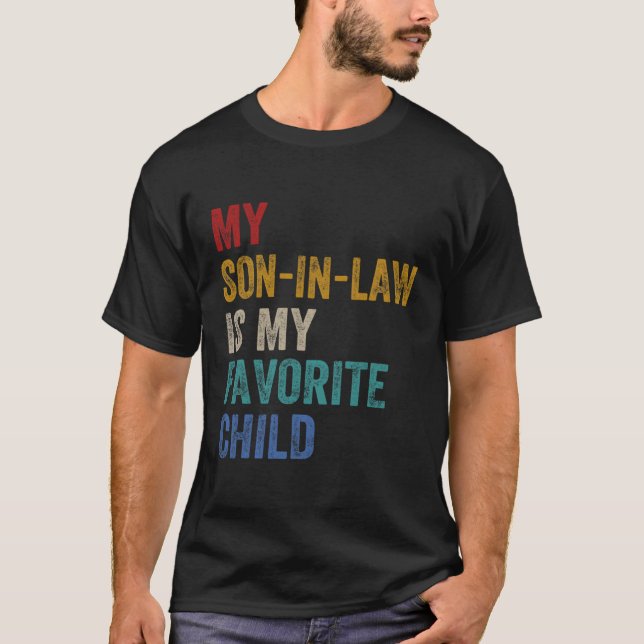 Min son i juridik är min favoritbarnfamilj t shirt (Framsida)