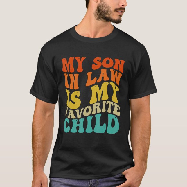 Min son i juridik är min favoritfamilj i familjen  t shirt (Framsida)