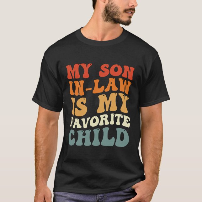 Min son i juridik är min favoritfamilj. t shirt (Framsida)