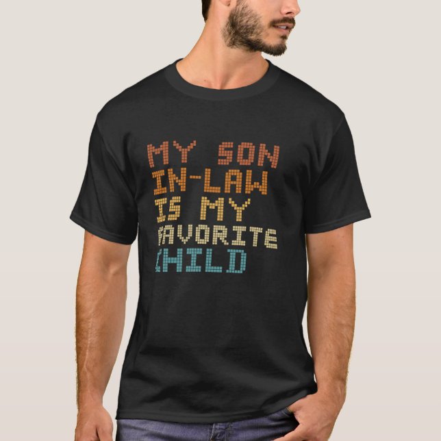 Min son i juridik är min favoritfamilj. t shirt (Framsida)
