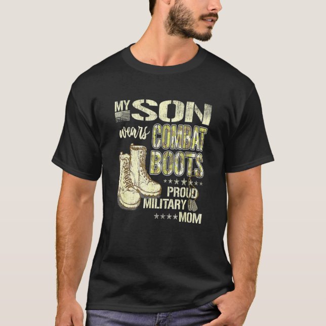 Min son Wears Combat Boots Proud Military Mamma T Shirt (Framsida)