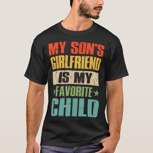 Min Sons Flickvän Är Mitt Favoritbarn Rolig Pappa T Shirt (Framsida)