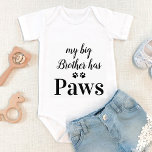 Min storebror har Bodykosten Tass Hund älskare Bab T Shirt<br><div class="desc">Min storebror har Tass! Berätta för alla om din bästa hund och nyutnämnda vakt hund i välkomnandet av ditt nyfödd bebis hem med dessa söta hund. "Min storebror har Tass" med tass avtryck. Perfektens babyduschgåva till en hund mamma, den här kroppsdräkten från hund älskare baby blir en favorit! COPYRIGHT ©...</div>