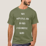 Min svärson är min favoritbarn Trött grön T Shirt<br><div class="desc">Anpassningsbar Min svärson är min favoritbarn trött grön T-shirt med vit text.
Du kan enkelt ändra stavningen; teckenstorlek,  färg och stil med knapparna Zazzle Redigera design och Anpassa.</div>