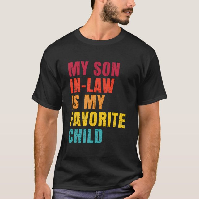 Min svärson är mitt favoritbarn humor t shirt (Framsida)