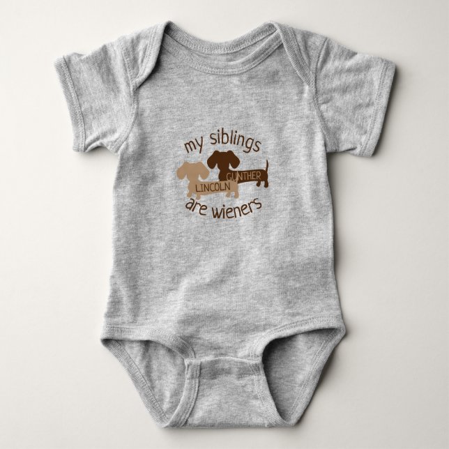 Min Syskon är Wiener ADD Dachshund NAMN Baby T Shirt (Framsida)