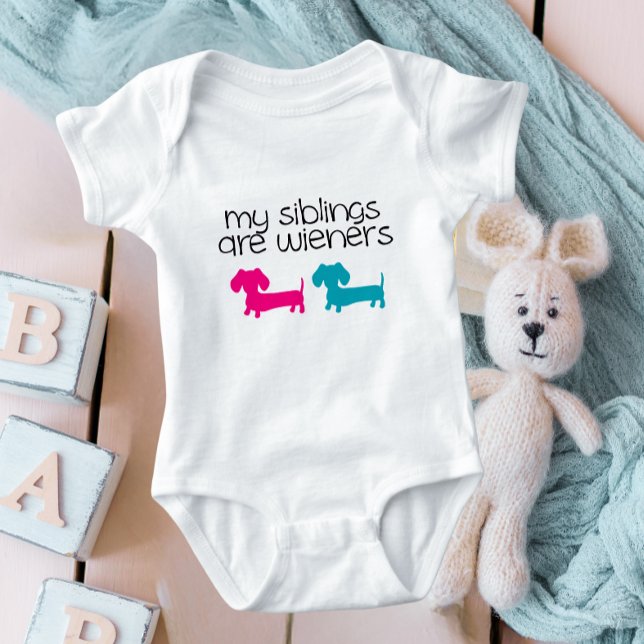 Min Syskon är Wiener Dachshund Baby Outfit Tee (wiener dog themed baby nursery)