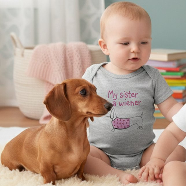 Min syster är en Wiener Hund Flicka-kontur T-shirt (My sister is a wiener dog outfit)
