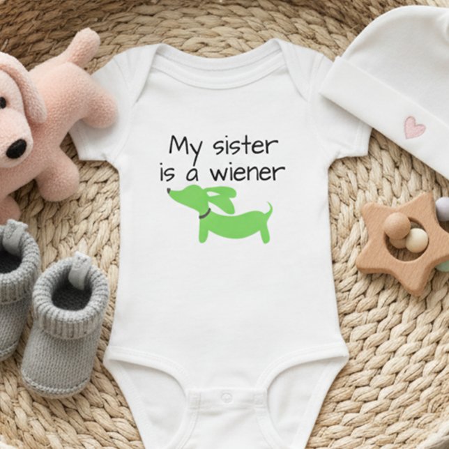 Min syster är en Wiener (Hund) One Biet Tee Shirt (My sister is a wiener dog outfit - gender neutral baby shower gift for a dachshund lover)