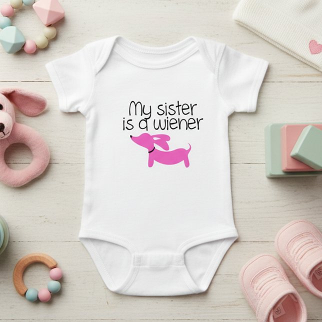 Min syster är en Wiener (Hund) T-shirt (My sisters is a wiener (dog) outfit for new baby girl. Great baby shower gift)