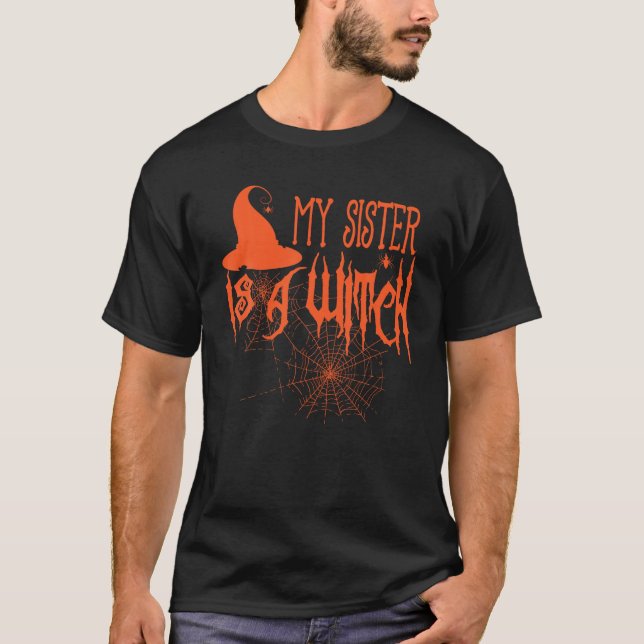 Min syster är en Witch Funny Halloween T Shirt (Framsida)