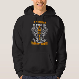 Min syster är min beskyddarängel hon tittar över m hoodie