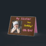 Min syster, nej! Funny Cute Birthday Kort<br><div class="desc">Ha roligt på din systers födelsedag med ett "Åh nej!" kort. Hon kommer att le på rosa,  gult och svart färg,  tillsammans med det uppmuntrande budskapet till " Firande! Cheer Up!" En söt och minnesvärd design fångar den häpnadsväckande känslan hos den roliga grumpy tjejen.</div>