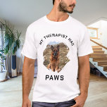 Min terapeut har fotot på tassar hund t shirt<br><div class="desc">För en vit/lätt färgad t-shirt. Svart text. För en hund älskare! Anpassa och lägg till ett foto av hund. Text: Min terapeut har tassar</div>