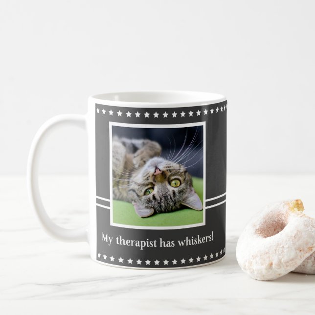 Min terapeut har morrhår Foto Kaffemugg (Med munk)