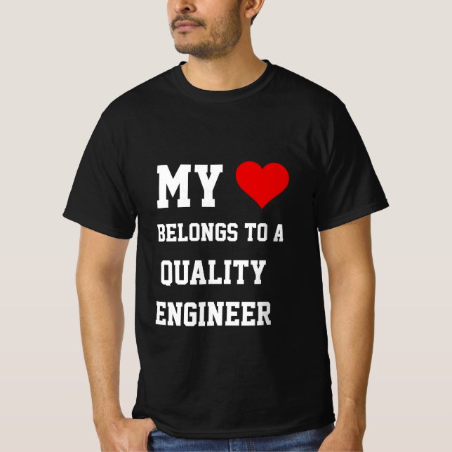 Min Tillhör En Kvalitetsingenjör T-Shirt (Framsida)