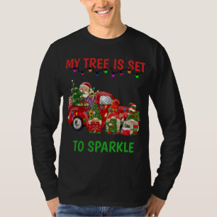 Min Träd är inställd på Gnistra tre Gnomer i Röd T Shirt