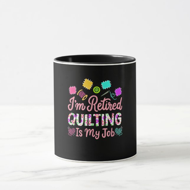 Min trötta Quilting är mitt jobb Pension syning Mugg (Center)