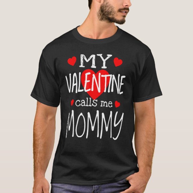 Min Valentine ringer mig Mamma T Shirt (Framsida)