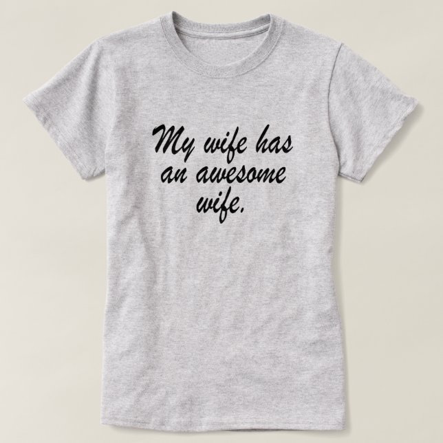 MIN WIFE HAR FANTASTISK. T-SHIRT (Design framsida)