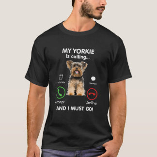 Min Yorkie är Calling Funny Gift Puppy Yorkshire M T Shirt