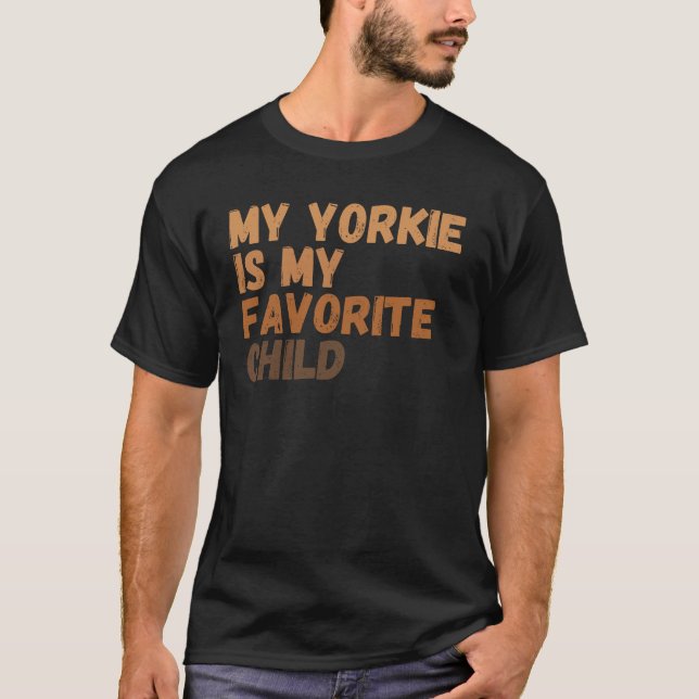 Min Yorkie är mitt favoritbarn T Shirt (Framsida)