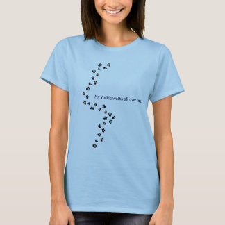 Min Yorkie går all över mig! Tee Shirt