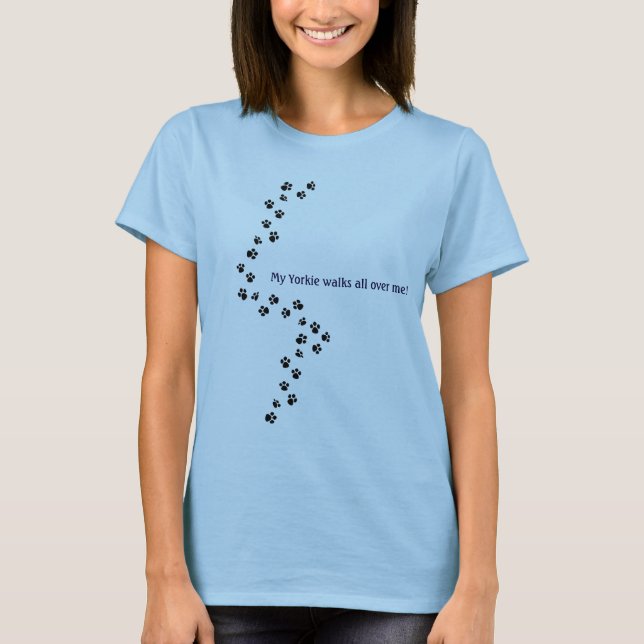 Min Yorkie går all över mig! Tee Shirt (Framsida)