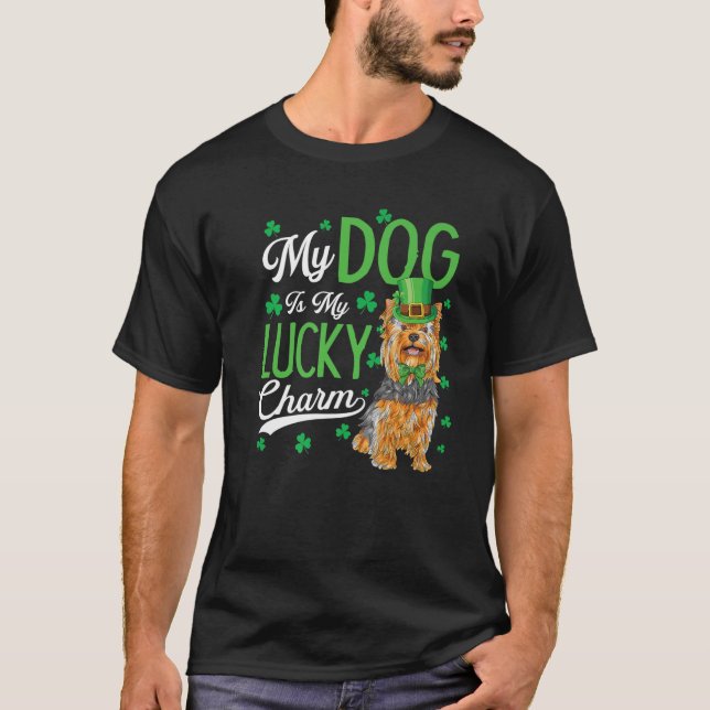 Min Yorkshire Terrier är min Lucky Charm Funny St  T Shirt (Framsida)