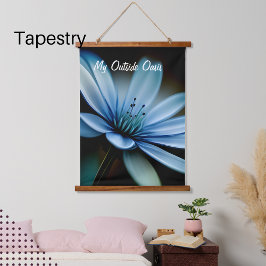 Min yttre oasis", blå blomma på svart bakgrund