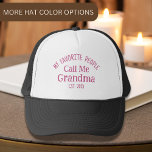 Mina favoriter kallar mig Grandma Est. 2025 Keps<br><div class="desc">Du eller vet att någon blir mormor 2025?,  den här söta typografdesignen har "mina favoriter kallar mig mormastest". 2025" i rosa typografi,  perfekt som gåva till en gåva eller snart till mormor för Mors dag,  mormor eller tillfälle.</div>