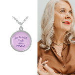 Mina favoriter kallar mig Nana Sterling Silver Halsband<br><div class="desc">En Roligt för mormor. Lila skripttypografi på söt rosa bakgrund. Du kan ändra texten till Mimi,  GiGi,  Nona,  Mamma etc... </div>