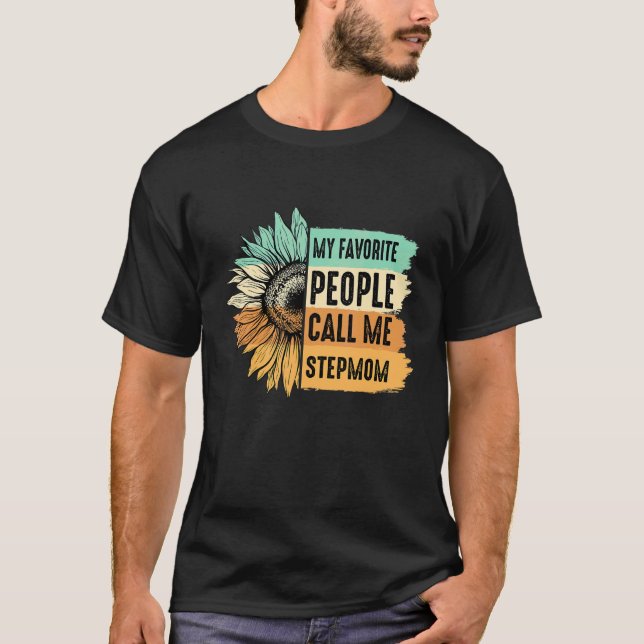 Mina favoritfolk kallar mig Stepmamma Solros Mothe T Shirt (Framsida)