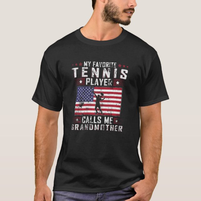 Mina favorittennis-spelare kallar mig mormor t shirt (Framsida)