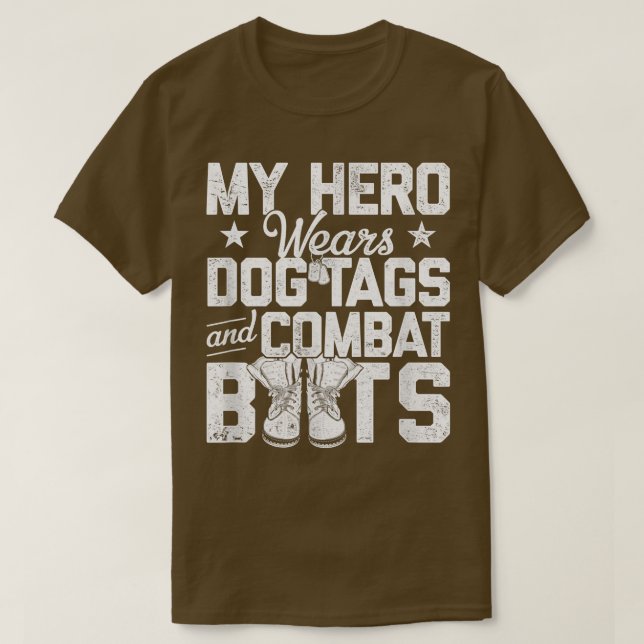 Mina Hero Wears Hundbrickor och Combat Boots  T Shirt (Design framsida)
